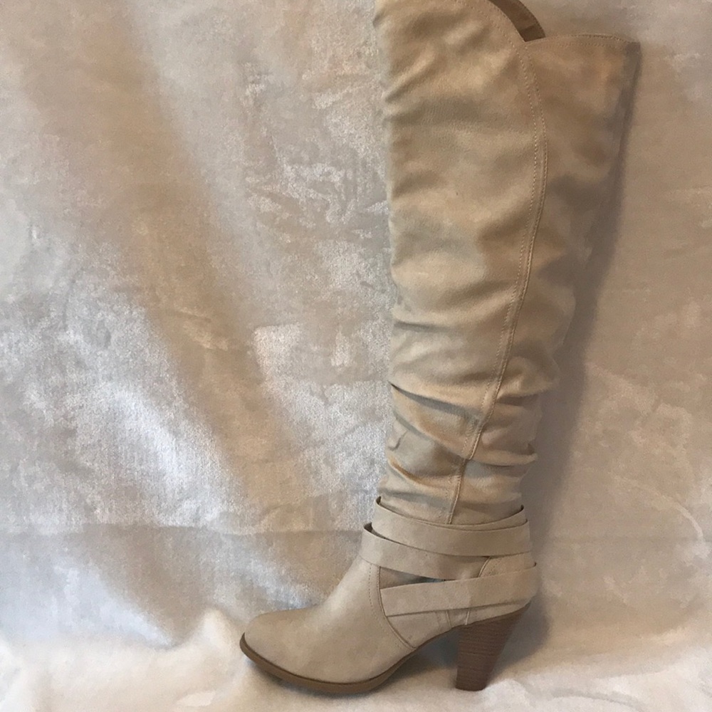 Boots - Picture 3 of 4
